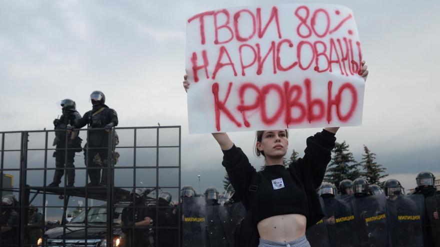 Una manifestante, durante las protestas en Minsk