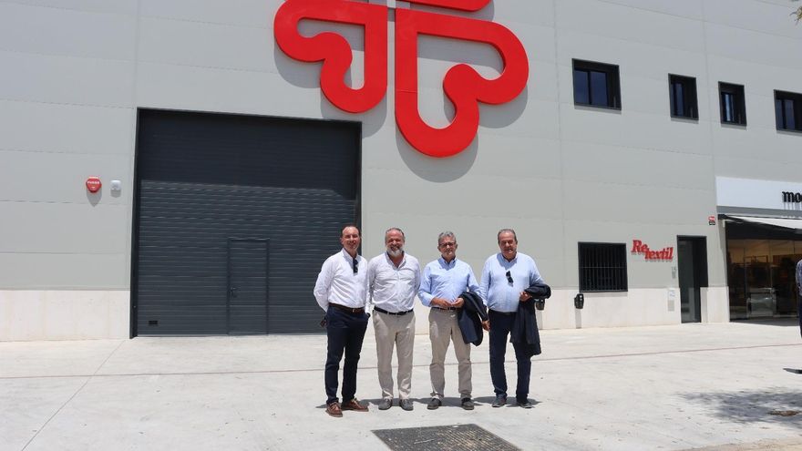 Ropa que cambia vidas: Labora se interesa por el proyecto Retextil de Cáritas en Elche
