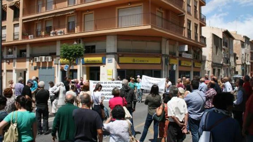 Manifestación de vecinos ante la sede de Correos el año pasado