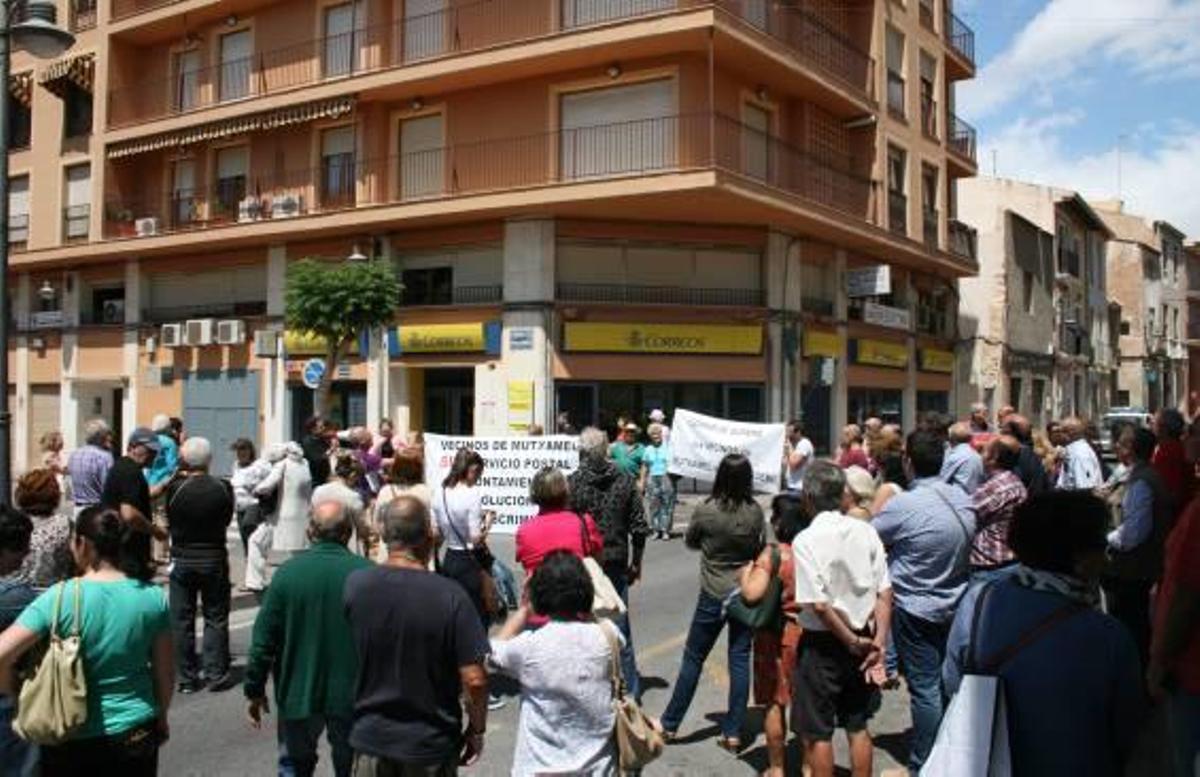 Manifestación de vecinos ante la sede de Correos el año pasado