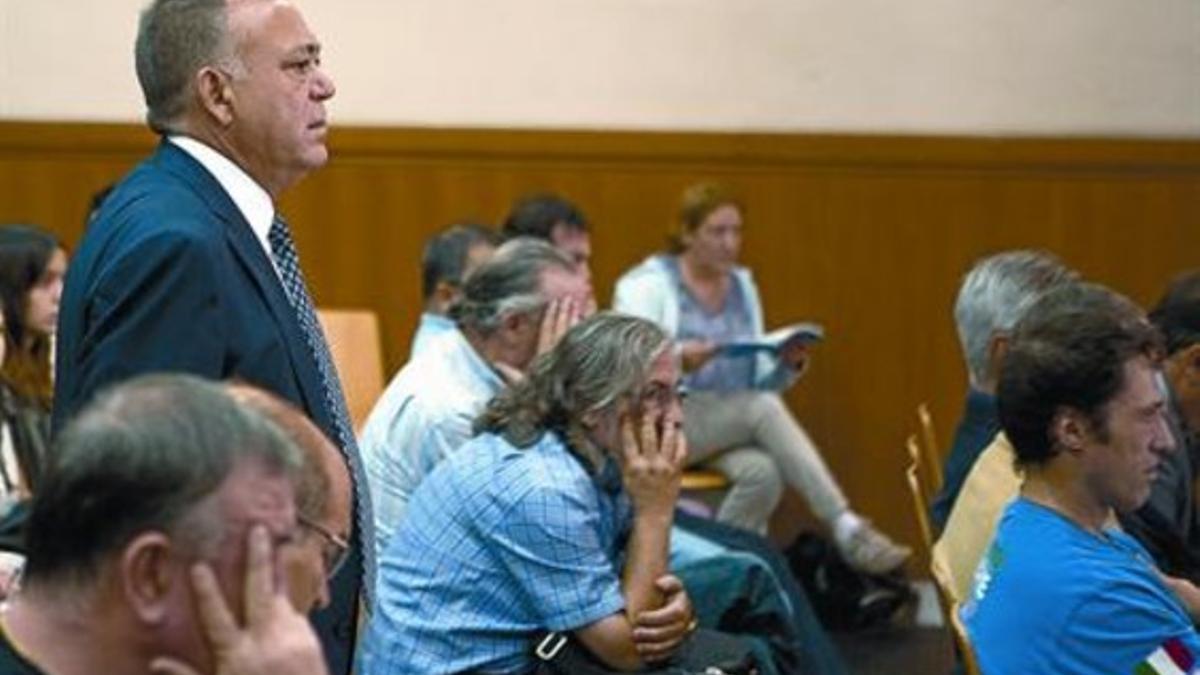 Manuel Gutiérrez Carvajo, ayer, entrando en la sala de vistas mirado al frente y sin fijarse en los acusados que están sentados en el banquillo.