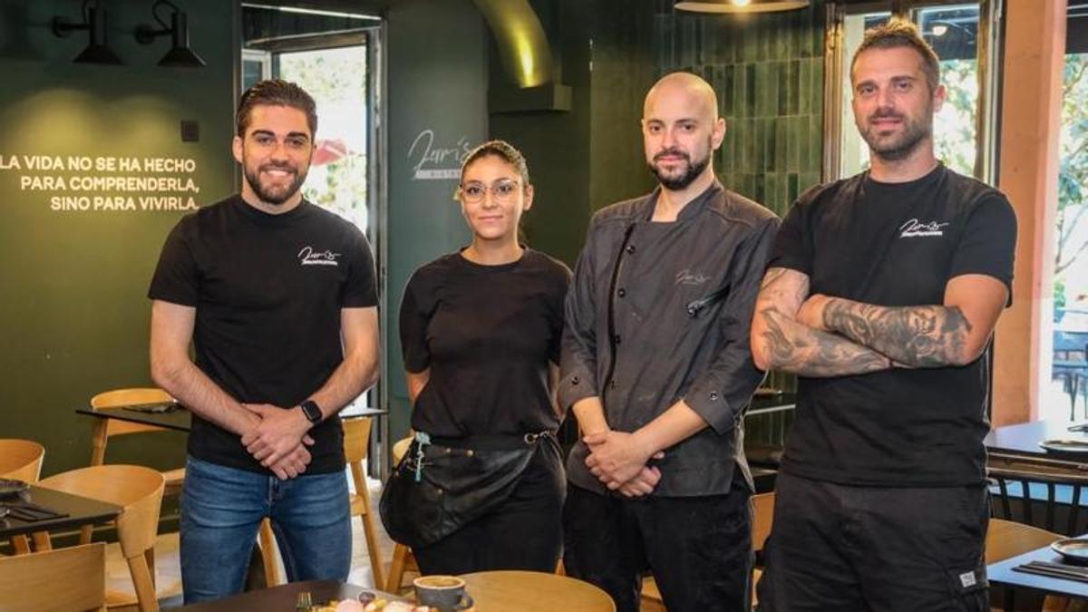 : Luca Ferri (a la derecha) con el equipo del restaurante.