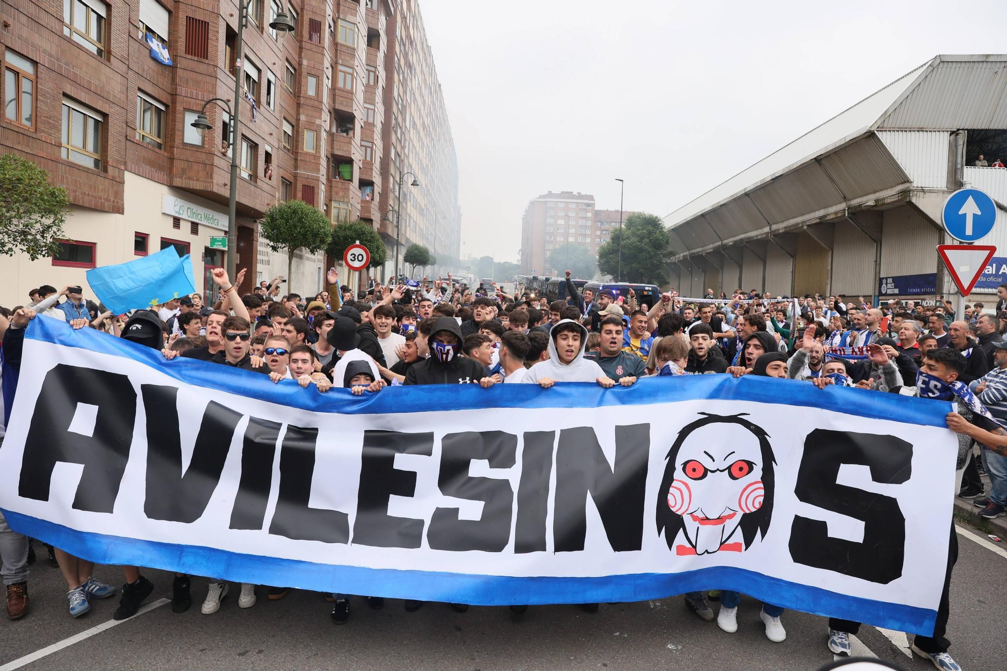 EN IMÁGENES: Avilés se tiñe de blanquiazul para la final por el ascenso ante el Rayo Majadahonda