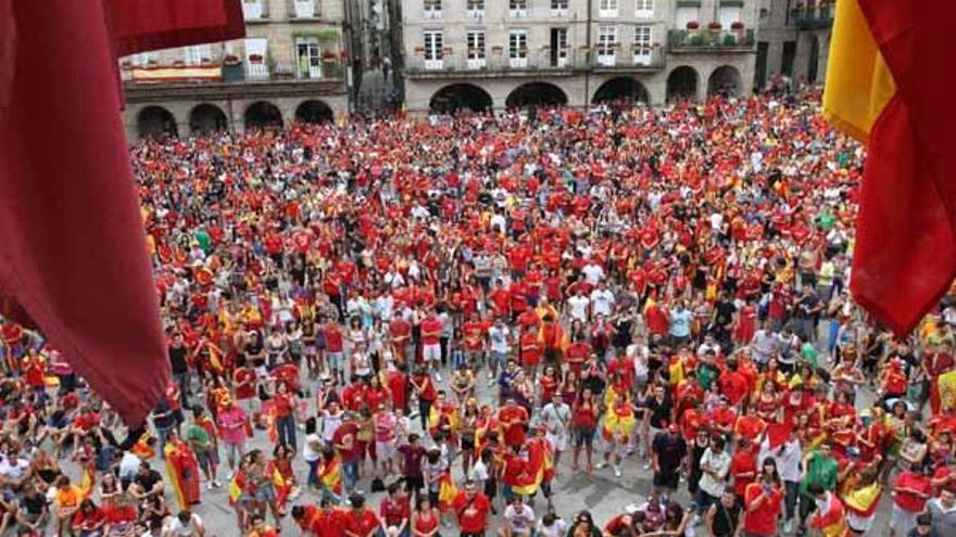 Miles de personas asistieron a la retransmisión en la Plaza Mayor de Ourense. // Iñaki Osorio