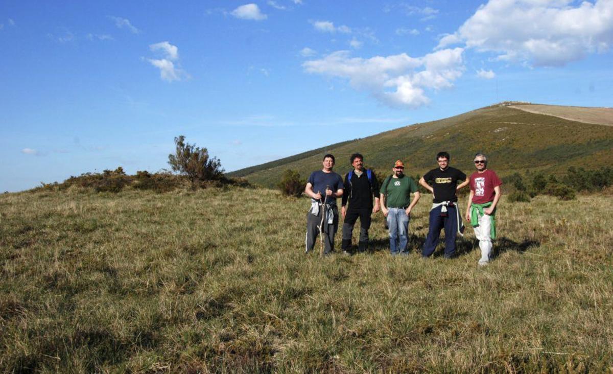 No Campo das Mámoas de Fixó (Pardesoa), ao pé do Coto Costoia. |