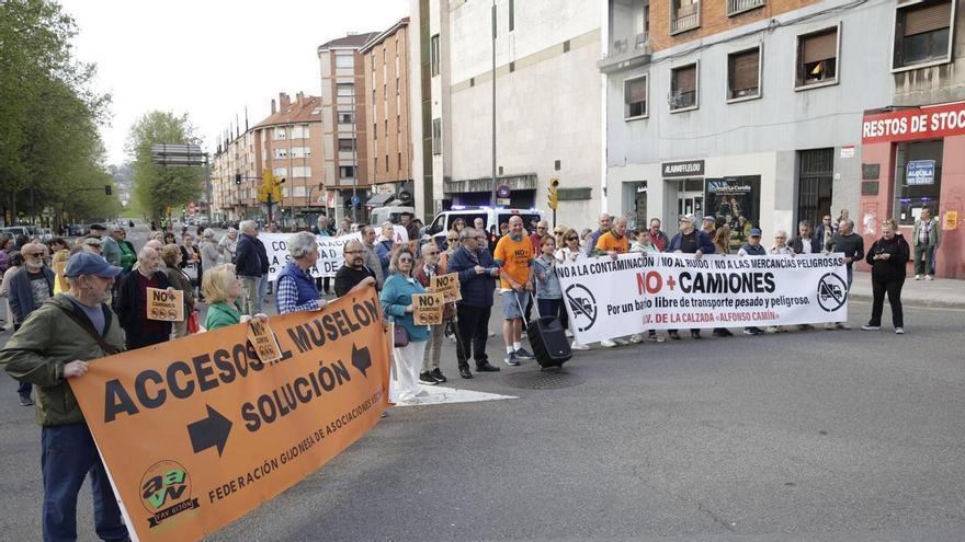Nueva protesta vecinal contra el tráfico pesado en el barrio gijonés de La Calzada.