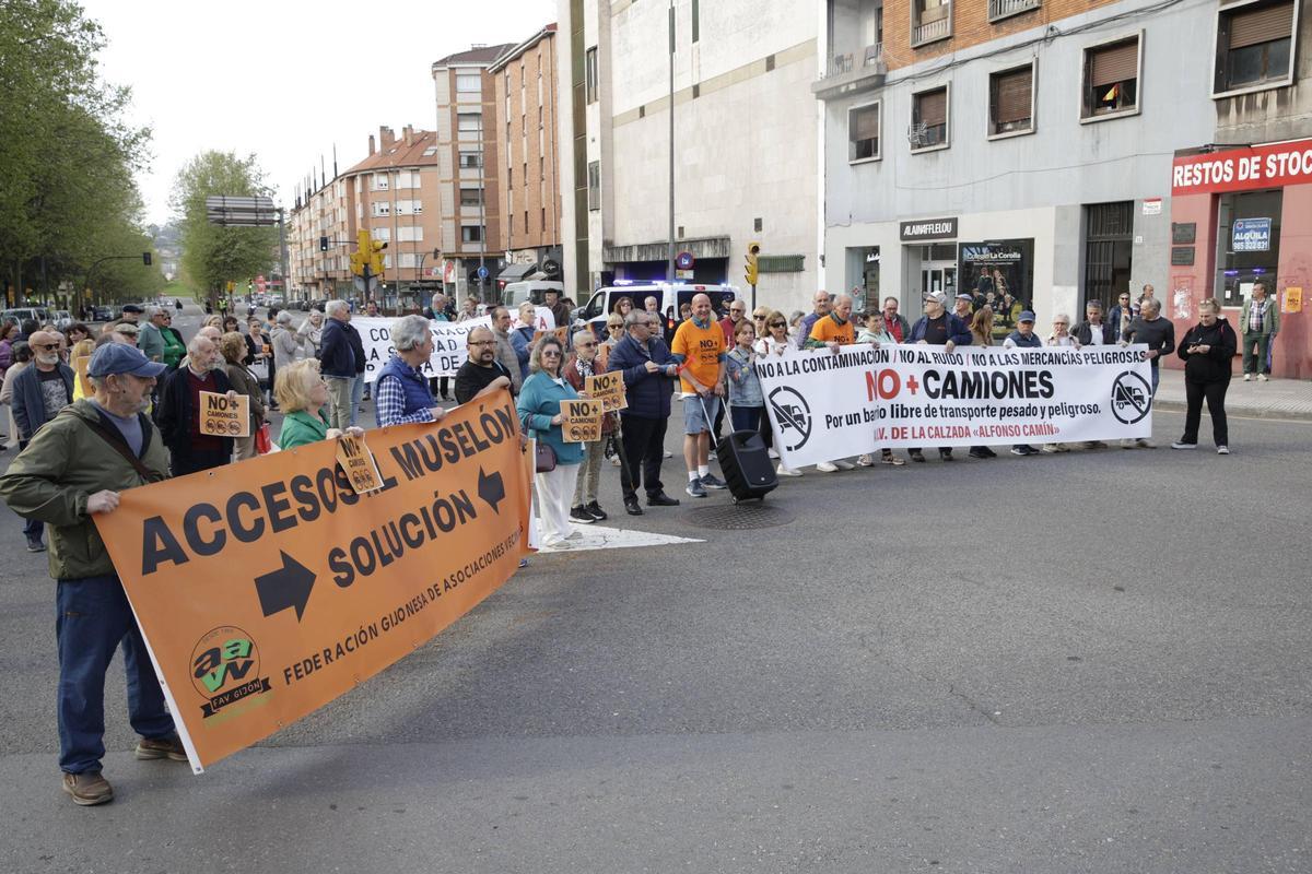 Nueva protesta vecinal en La Calzada contra el tráfico pesado (en imágenes)