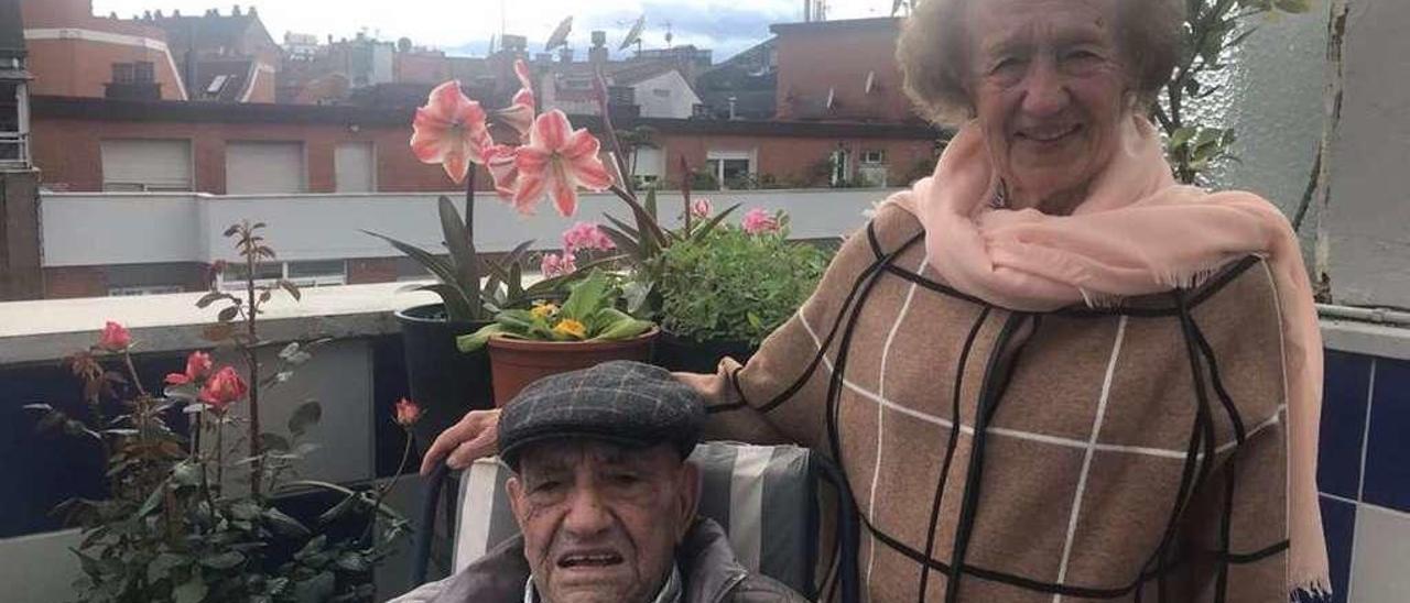 Tino Sahagún y María Montiel, en la terraza de su vivienda de Valentín Masip, el día de su 65.º aniversario.