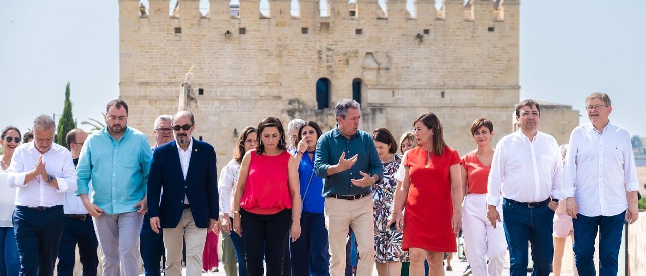 Despliegue de poderío regional. El socialista Juan Espadas contó con el respaldo de todos los barones, incluido Lambán.