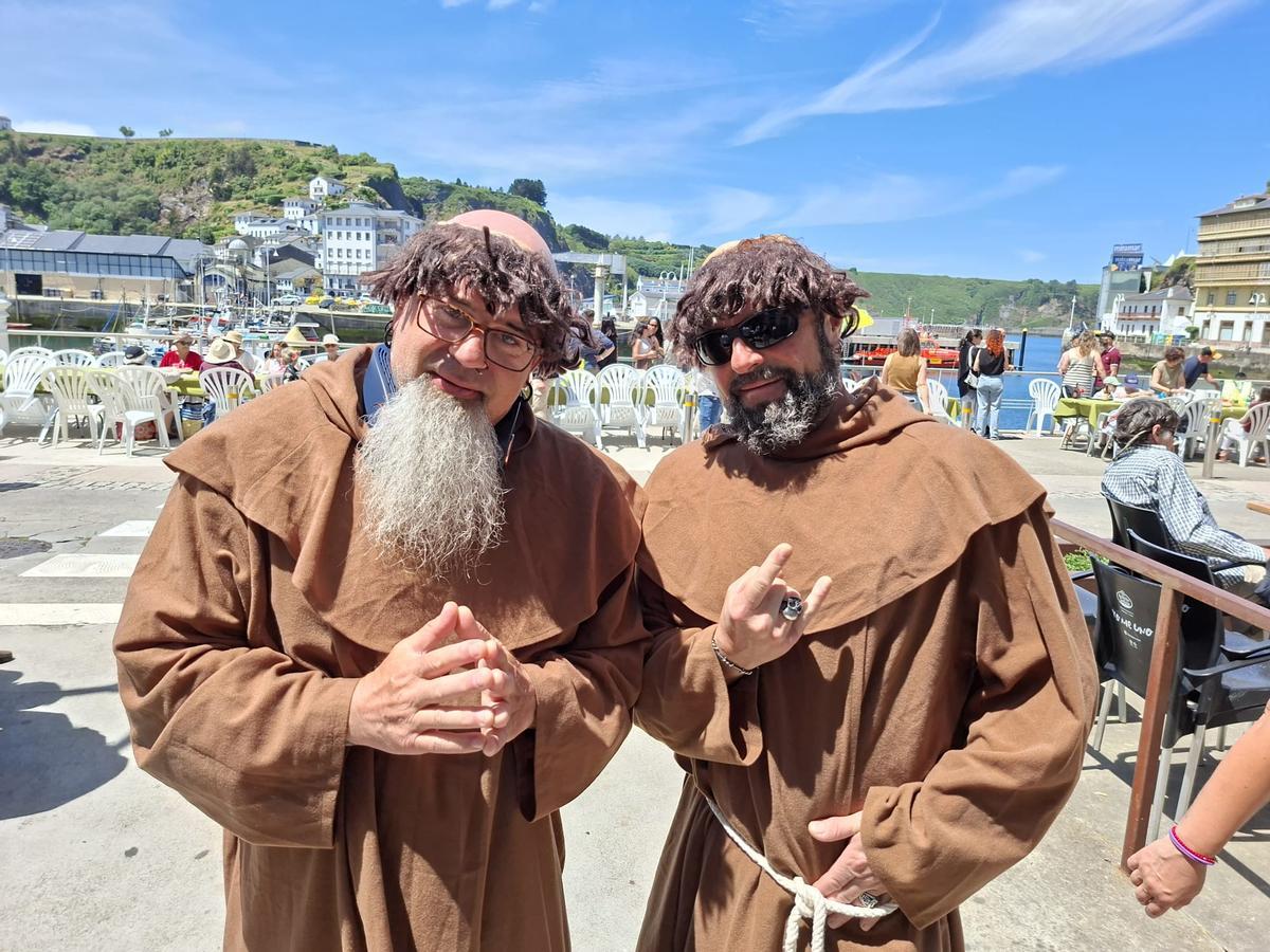 En imágenes: el muelle de Luarca es un hervidero para celebrar su comida en la calle