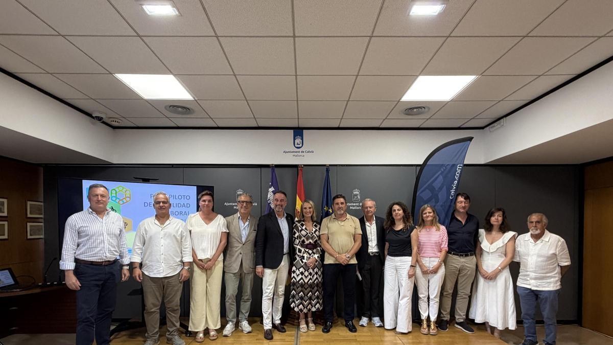 Representantes del Govern, del Ayuntamiento y del sector turístico, este lunes, en Calvià vila