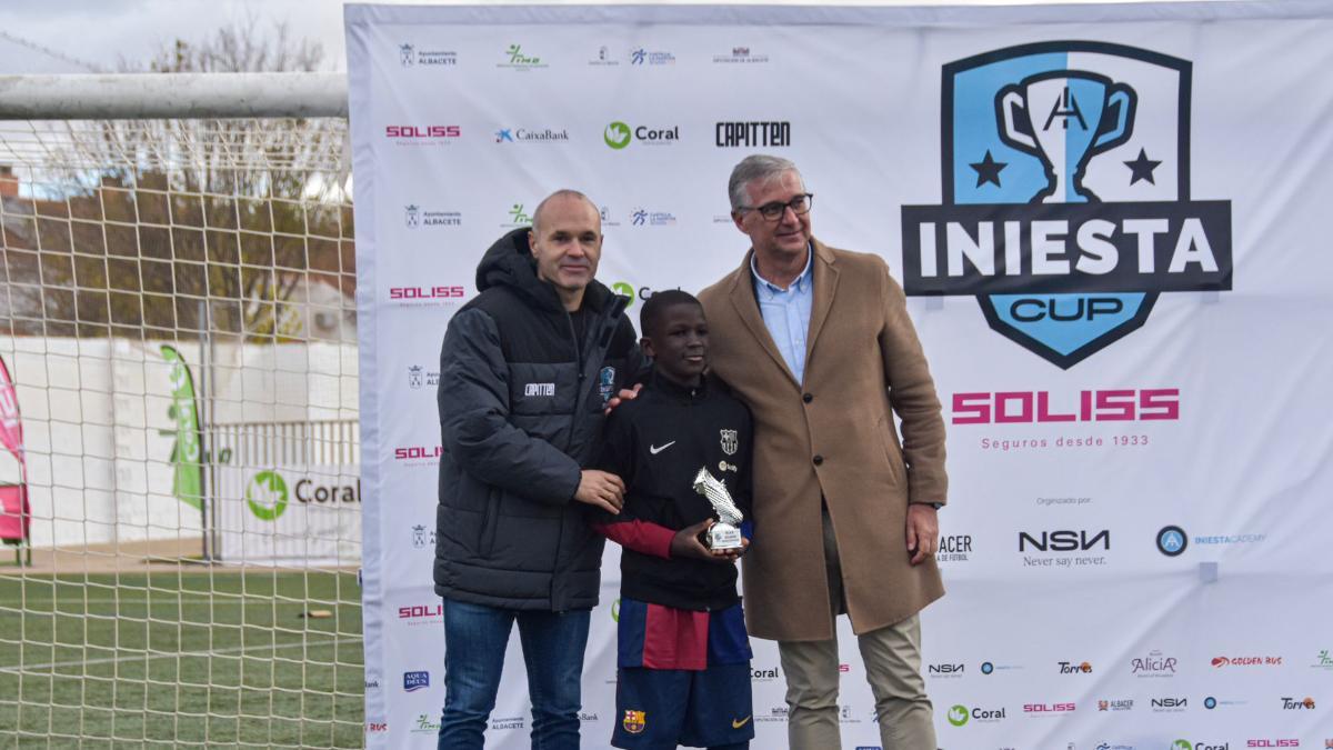 Andrés Iniesta entrega el trofeo de MVP del campeonato al azulgrana Issa Niakate