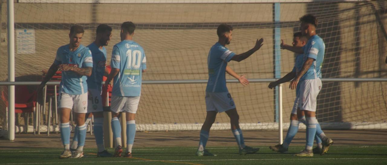 Los jugadores del Coria celebran uno de los goles al filial del Madrid.