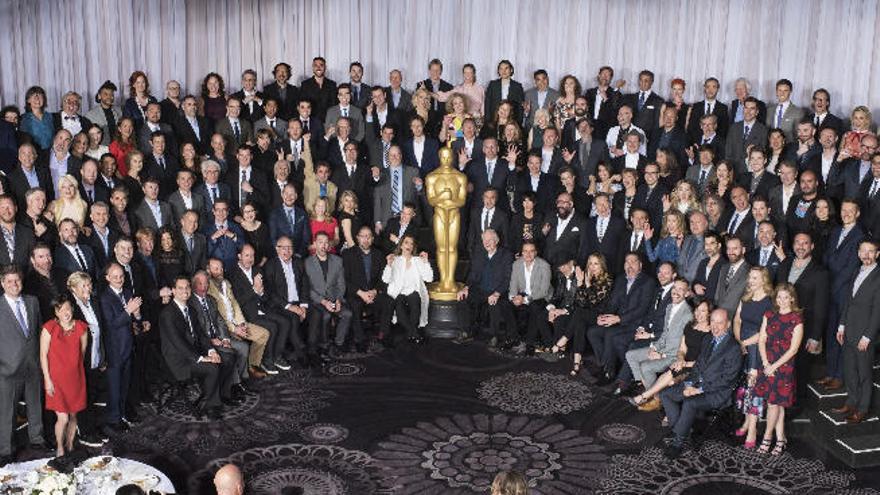 Fotografía familiar del almuerzo de los nominados en la 88ª edición de los Premios Óscar en el hotel Beverly Hilton, con Paco Delgado en la segunda fila inferior derecha.