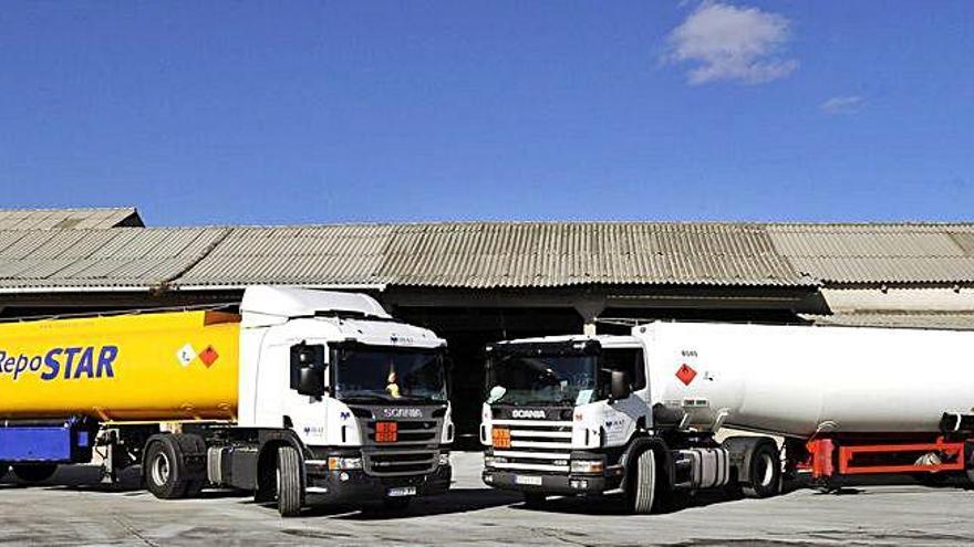 Camiones cisterna de alta capacidad de Mirat Combustibles en las instalaciones de la empresa.