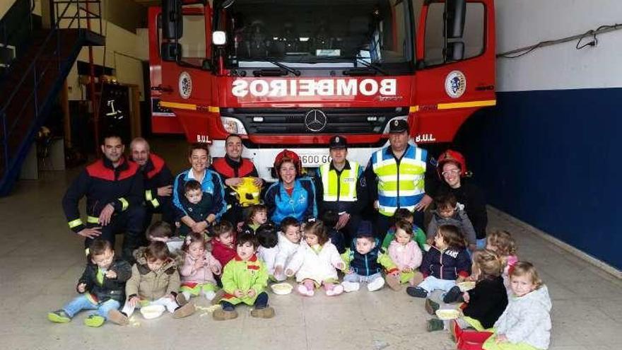 Los pequeños escolares, en el Servicio de Emerxencias. // FdV