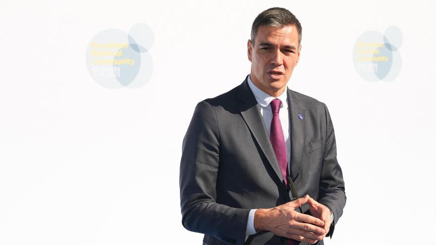 El presidente del Gobierno en funciones, Pedro Sánchez, atiende a los medios a su llegada al Palacio de Congresos de Granada para participar en la cumbre de la Comunidad Política Europea (CPE)