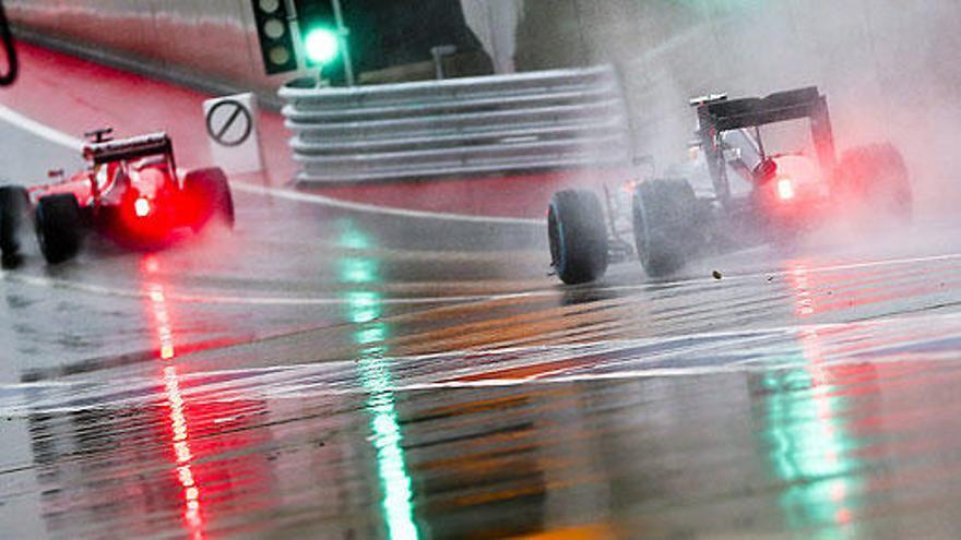 Raikkonen y Alonso ruedan bajo la lluvia en Austin.