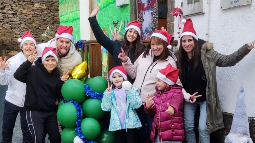 Por la izquierda, Ainara Piquín, Anthony Palacios, el profesor de Educación Física Omar Perez; la maestra de Educación Musical Mónica Fernández; Leire Freije; la directora, Ana María Álvarez; Gabriela López y la maestra de Educación Infantil Rocío Barrero, en el colegio de Illano.