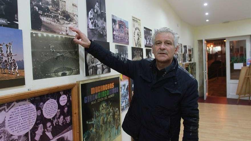 Doñoro señala fotos históricas de el Museo Circo de los Muchcahos, que abre el 2 de febrero. // I. Osorio