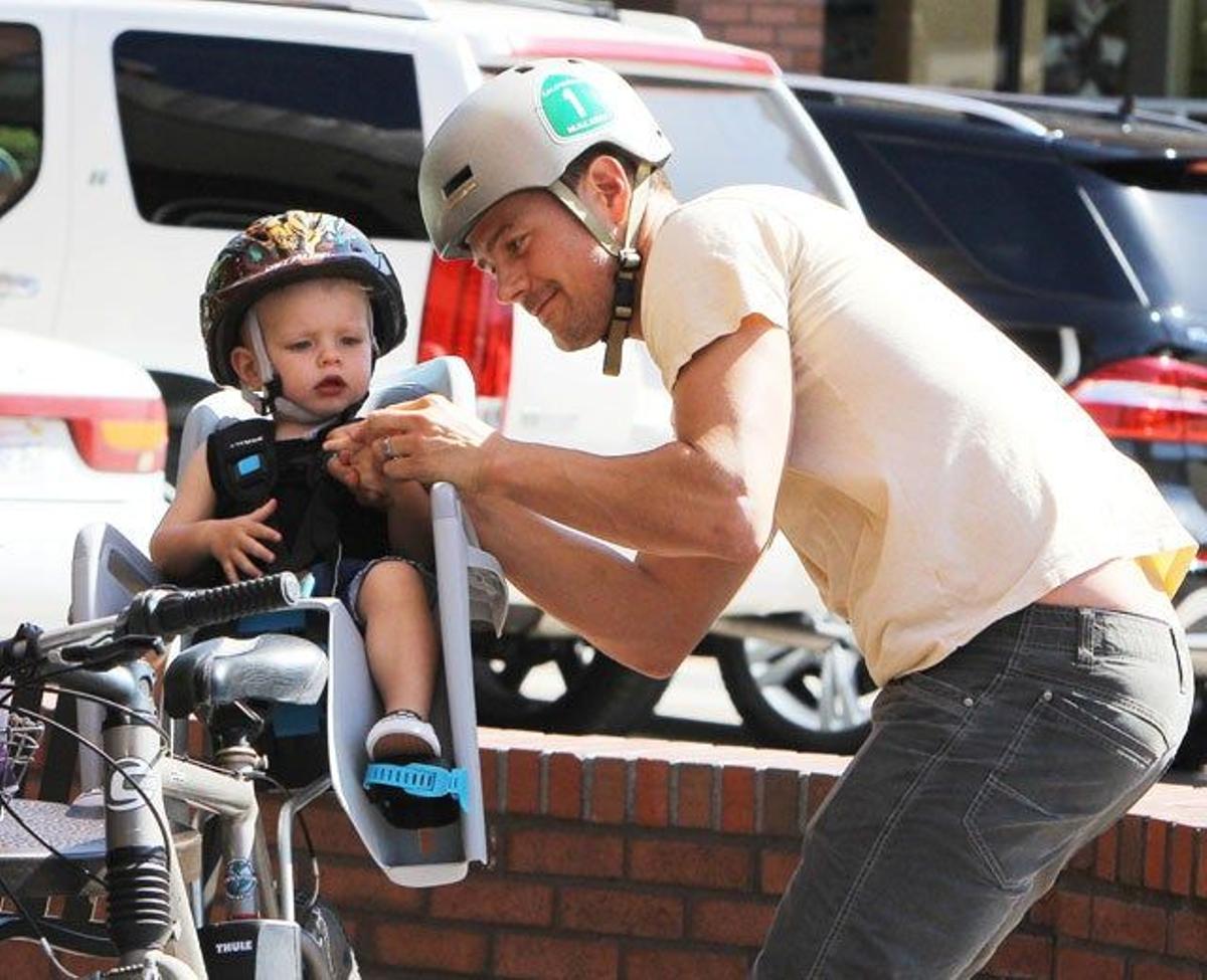 Josh Duhamel ayuda a Axl a poner el pulgar hacia arriba