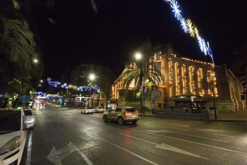 El alumbrado de Alicante queda lejos de la espectacularidad de ciudades competidoras en turismo.