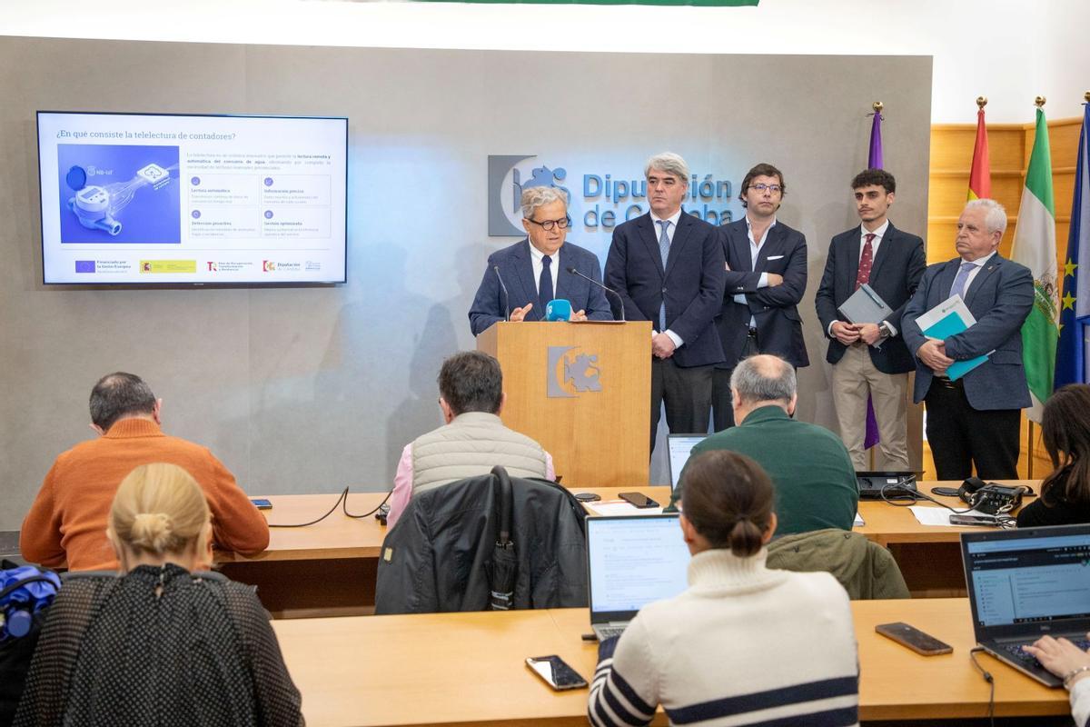Salvador Fuentes ha estado acompañado en la rueda de prensa por responsables de Emproacsa.