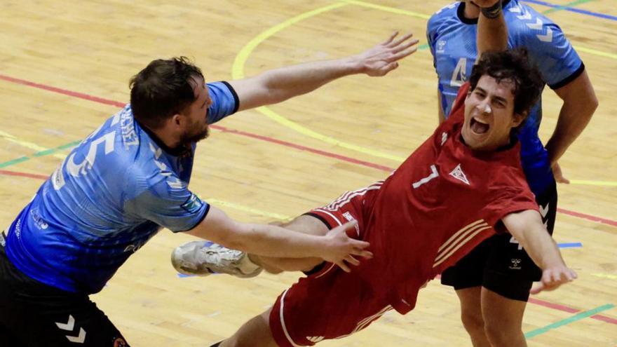 El grupista Marcos Méndez se dispone a marcar ante el Pinto. | JUAN PLAZA