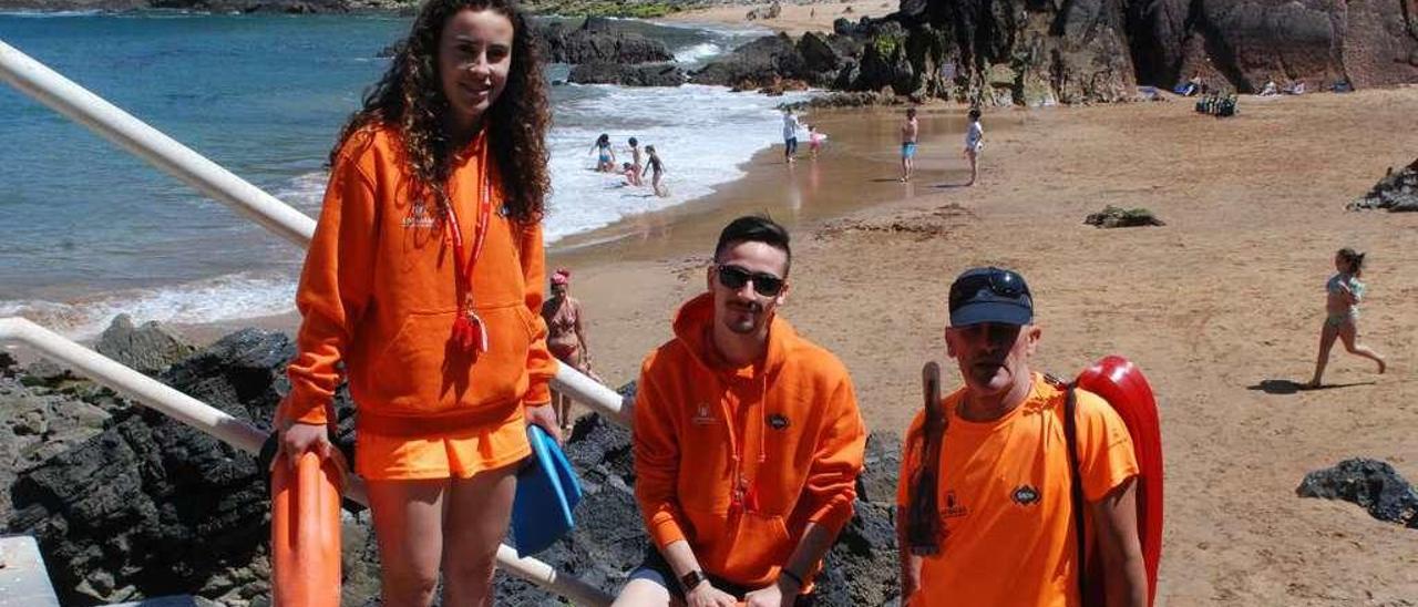 Ana Fernández, Hugo Pérez y Martín Masa, en la playa de Carranques, Perlora, durante su primer día de trabajo.