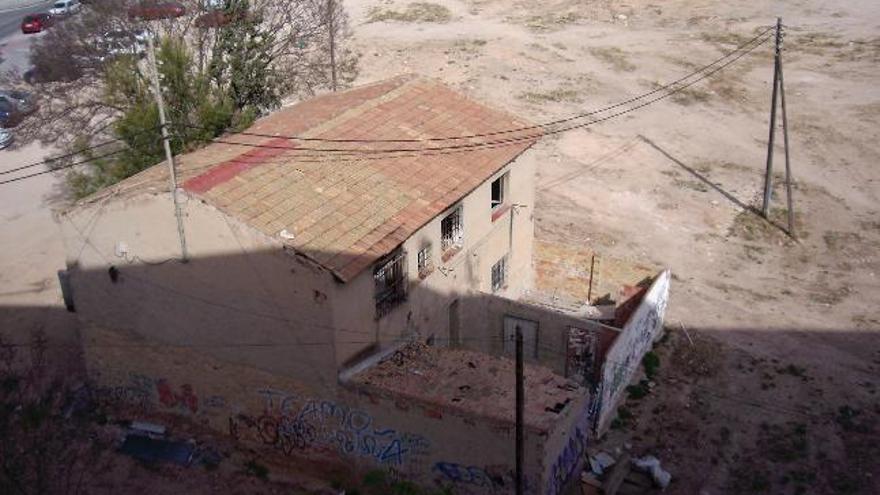 Imagen de la casa quemada en la calle Bailarín José Espadero de Alicante donde ha fallecido una persona esta madrugada.