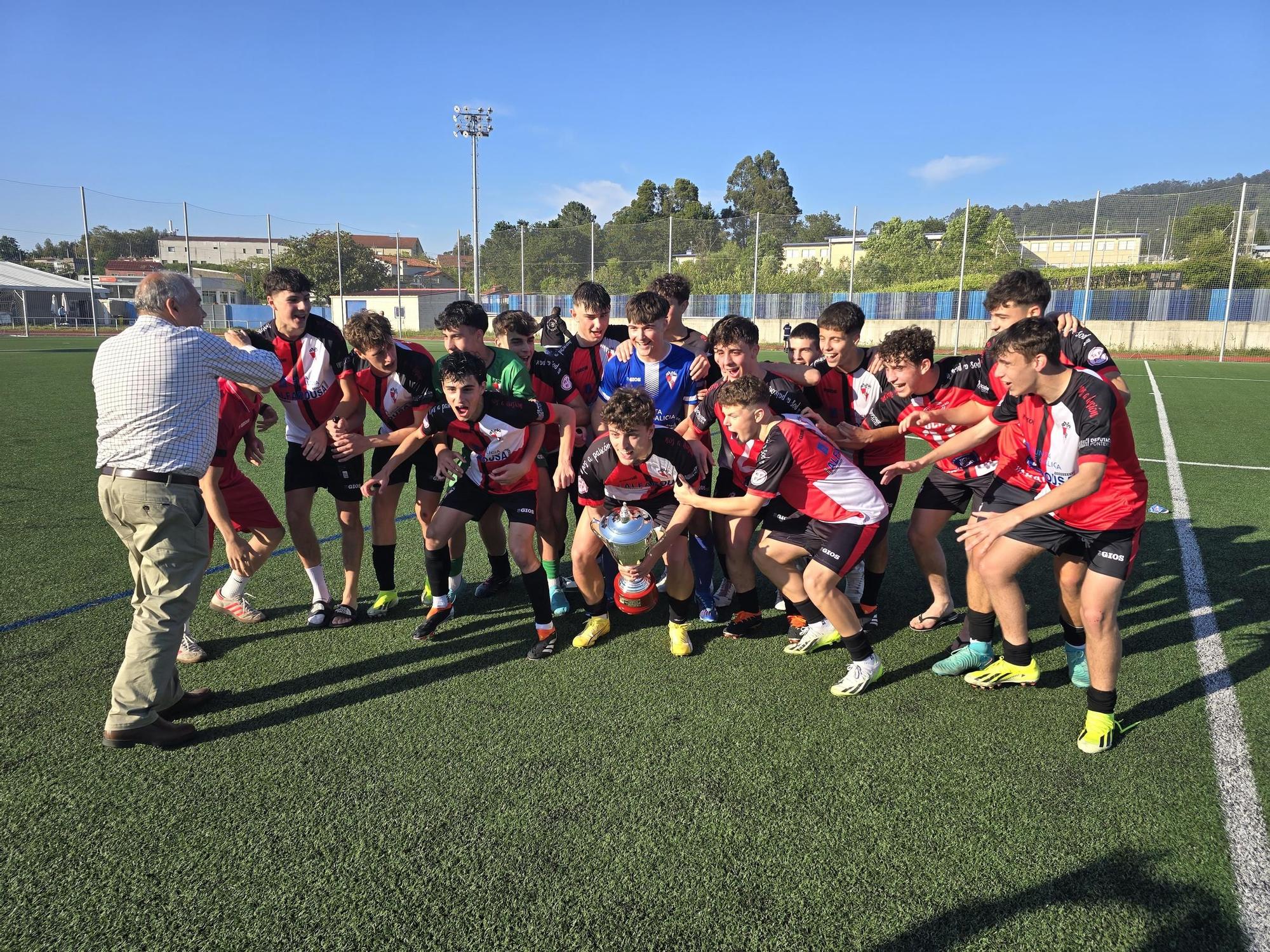 El Juvenil B del Arosa se proclama campeón de la Liga Gallega y logra así el ascenso directo a Liga Nacional tras vencer al Marín (0-3).