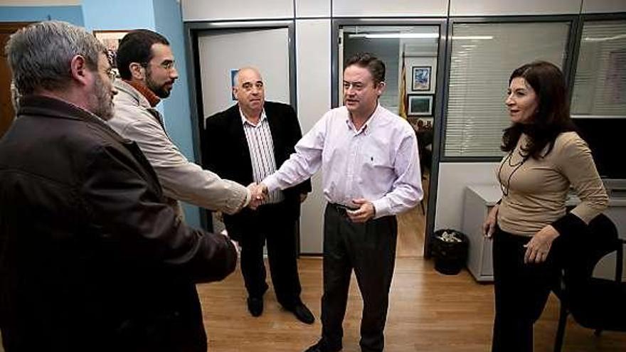Joaquín Aréstegui saluda a uno de los integrantes de la plataforma.