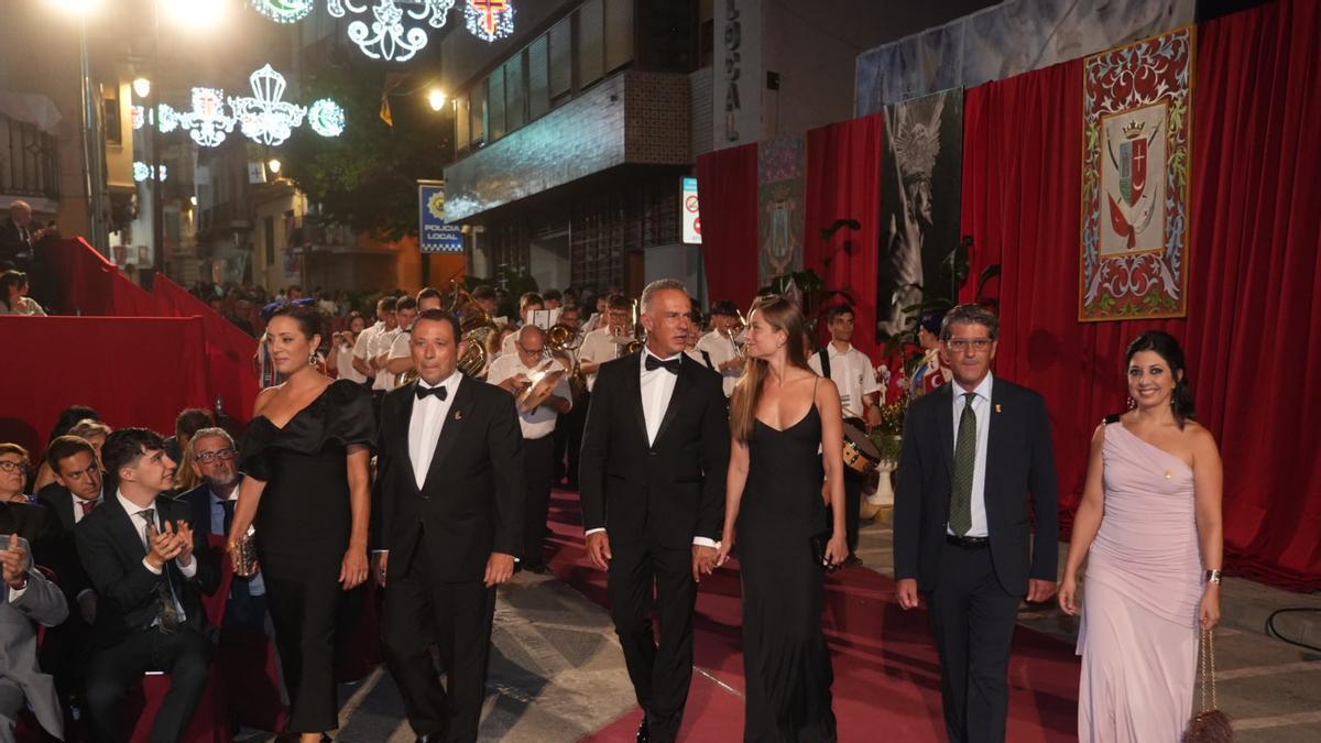 Ramón Esteve, al centro, con su esposa, el presidente de Festers, el alcalde y la regidora de Fiestas.