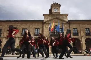 En imágenes: Flashmob en Avilés para cerrar el Día de les Lletres