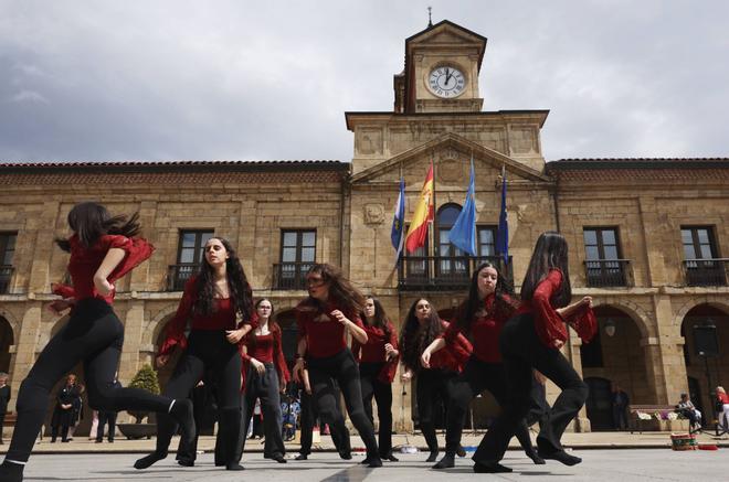 En imágenes: Flashmob en Avilés para cerrar el Día de les Lletres