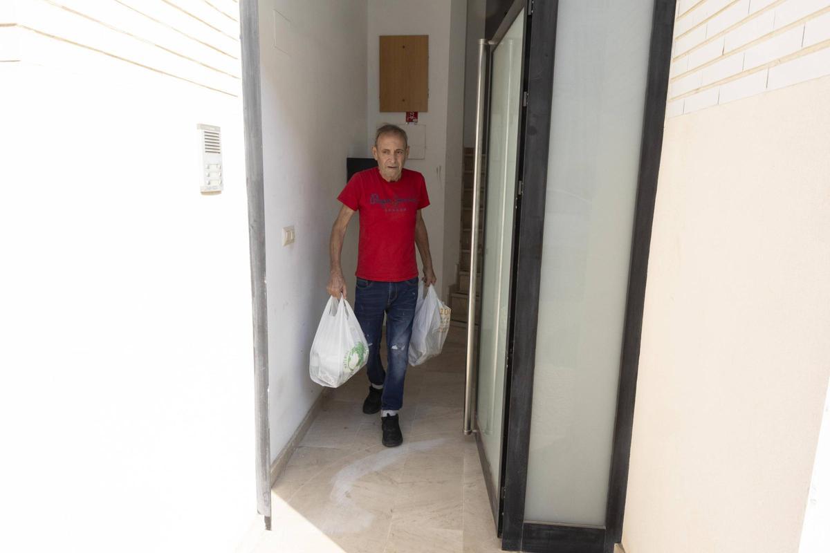 Juan Ramón sale de la finca con sus últimas pertenencias, tras abandonar el piso de Llocnou d'en Fenollet, este martes.