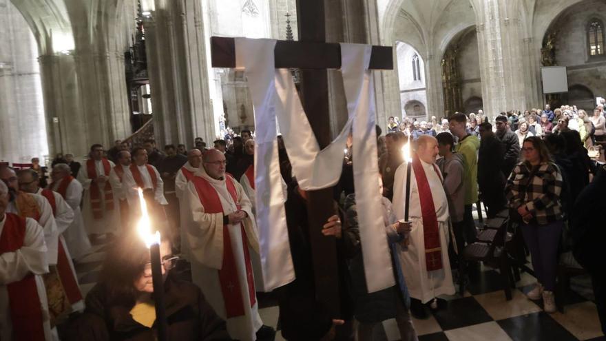 El vía crucis avanza por la Catedral con el arzobispo, Jesús Sanz Montes, encabezando a comitiva que sigue a la cruz.