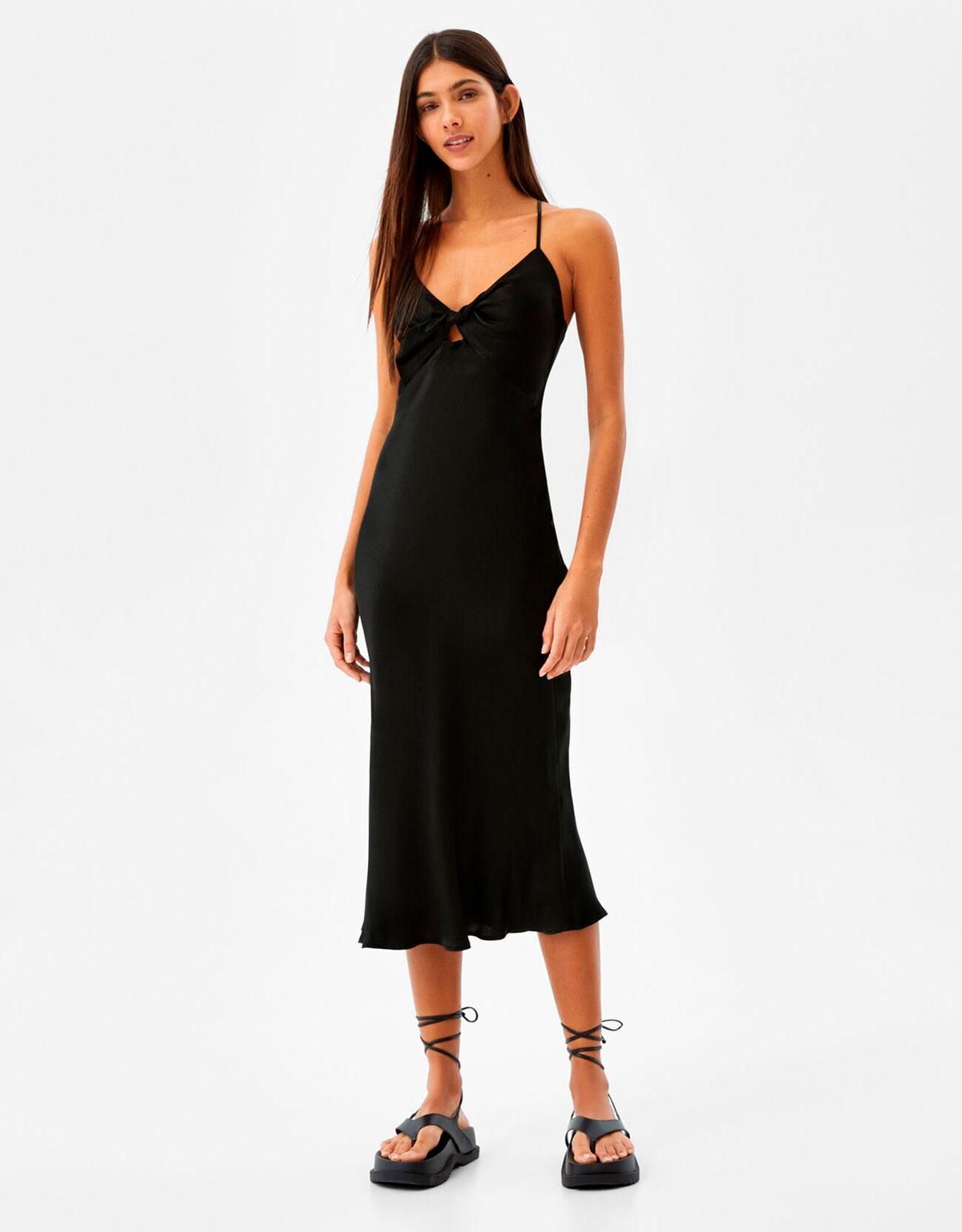 Vestido de corte midi con el escote 'cut out' de Bershka, 19,90 euros.