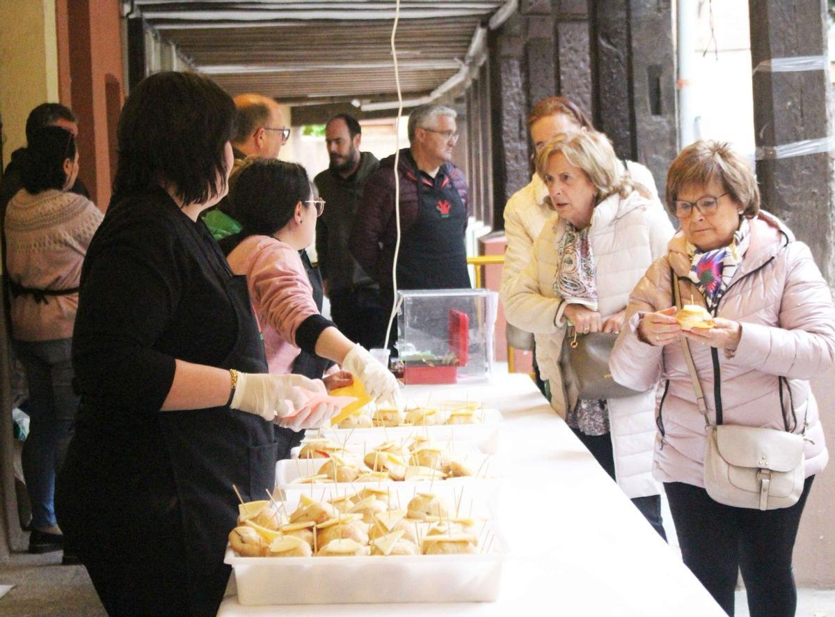 Degustación de productos zamoranos en las fiestas de Santo Domingo de la Calzada con la asociación AZAR.