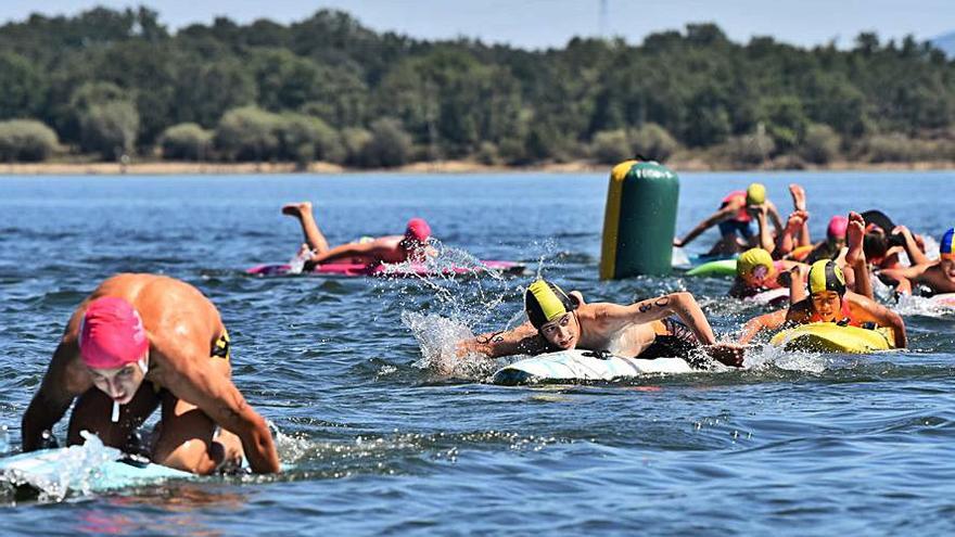 Varios socorristas, en una competición en playa. | Cedida