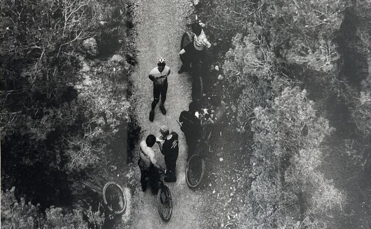 Una iamgen captada por dron de las actividades para multar a los ciclistas de montaña.