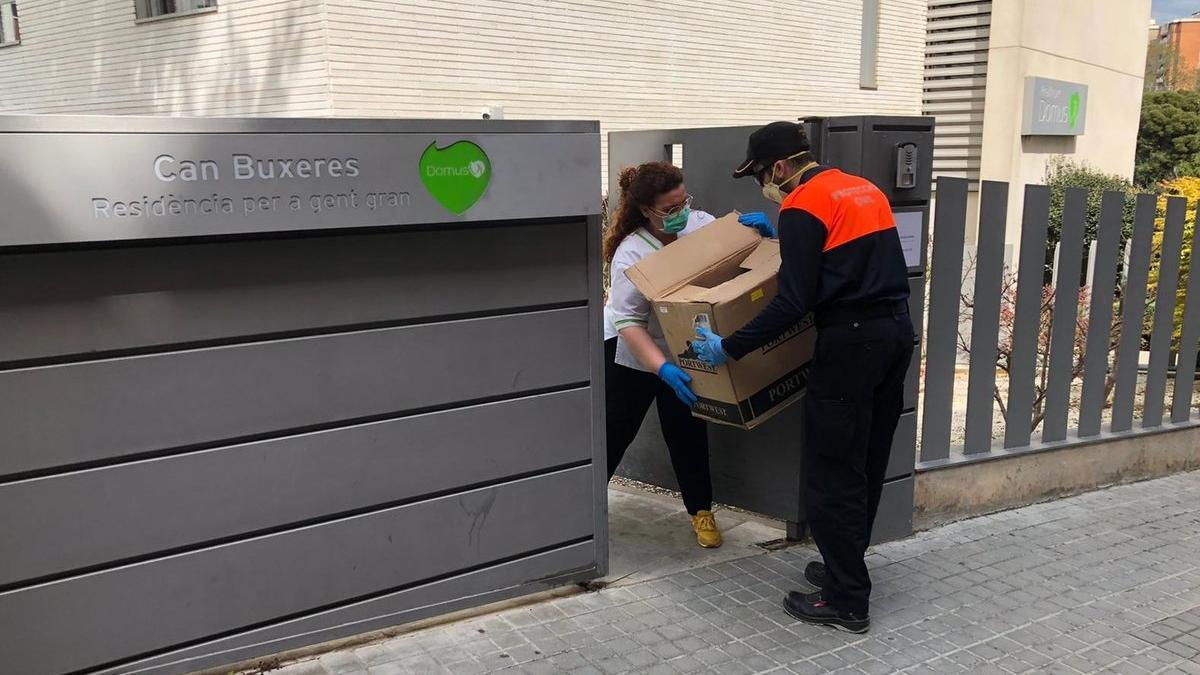 Entrega de material sanitario en la residencia Can Buxeres de L'Hospitalet de Llobregat.