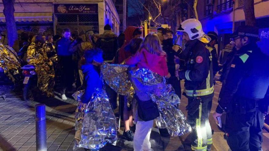 Tres heridos, uno muy grave, en un incendio en Barcelona