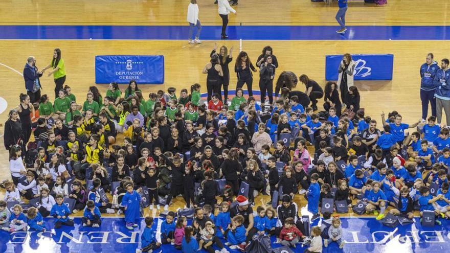 Parte de las escuelas deportivas sobre el parqué del Pazo. |  // FDV