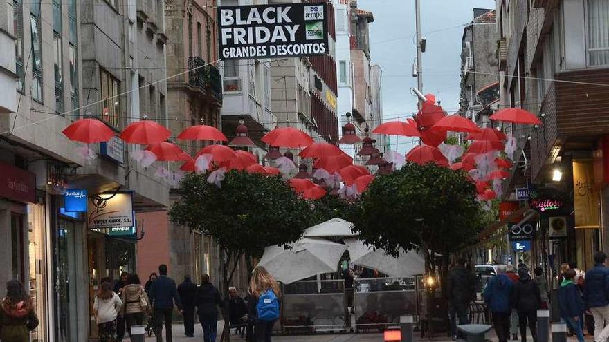 Ambientación que anuncia el Black Friday del comercio local en la calle Rosalía de Castro. // Rafa Vázquez