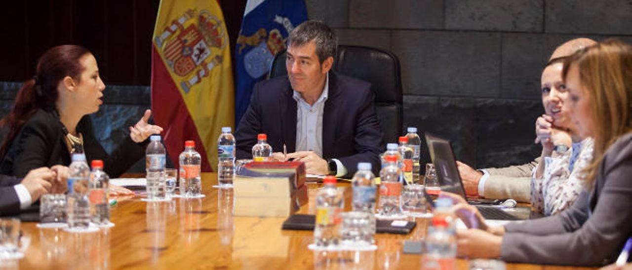 Reunión del Consejo de Gobierno, ayer. A la izquierda, Patricia Hernández charla con Fernando Clavijo.