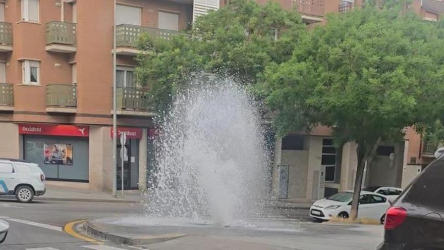 Fuita d'aigua al carrer Balmes amb Guifre el Pilós de Manresa