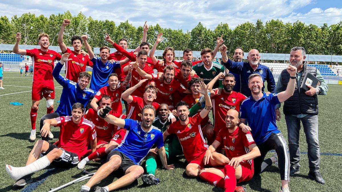 Los jugadores del Teruel celebran el éxito logrado al finalizar el partido.