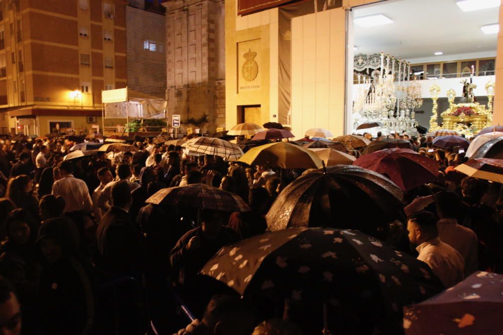 Las imágenes de la salida frustrada de la cofradía de la Misericordia, que tuvo que volverse nada más empezar su Jueves Santo a causa de la lluvia.