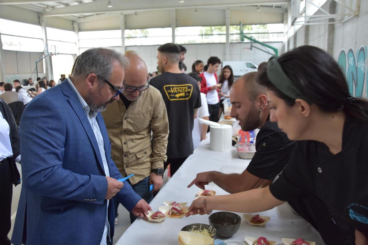 No xantar solidario, aberto á comunidade educativa do centro, puideron degustarse petiscos interculturais.